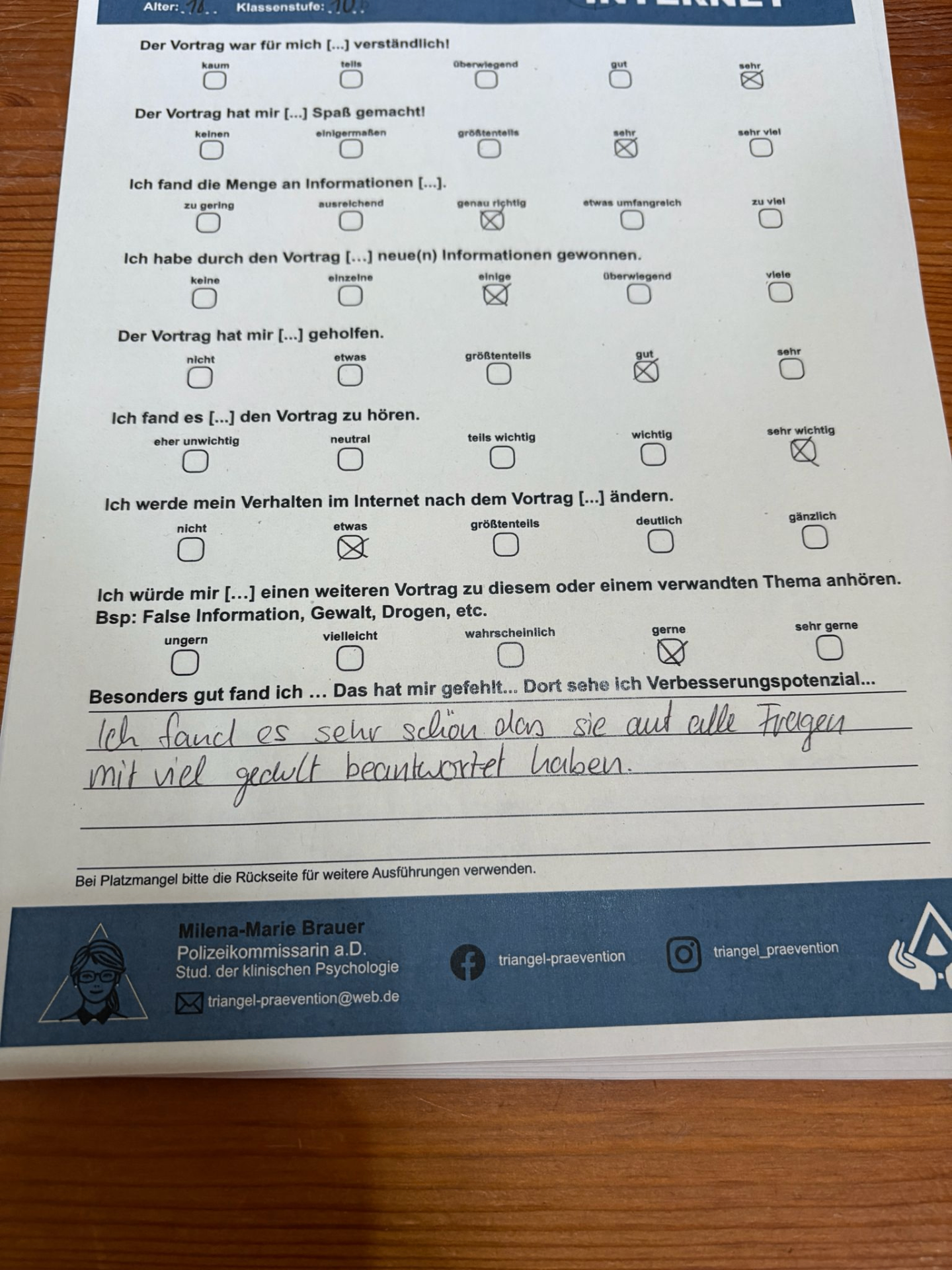Anonymisierter Feedbackbogen zum Workshop Tatort Internet mit positiver Rückmeldung zur geduldigen Beantwortung aller Fragen.
