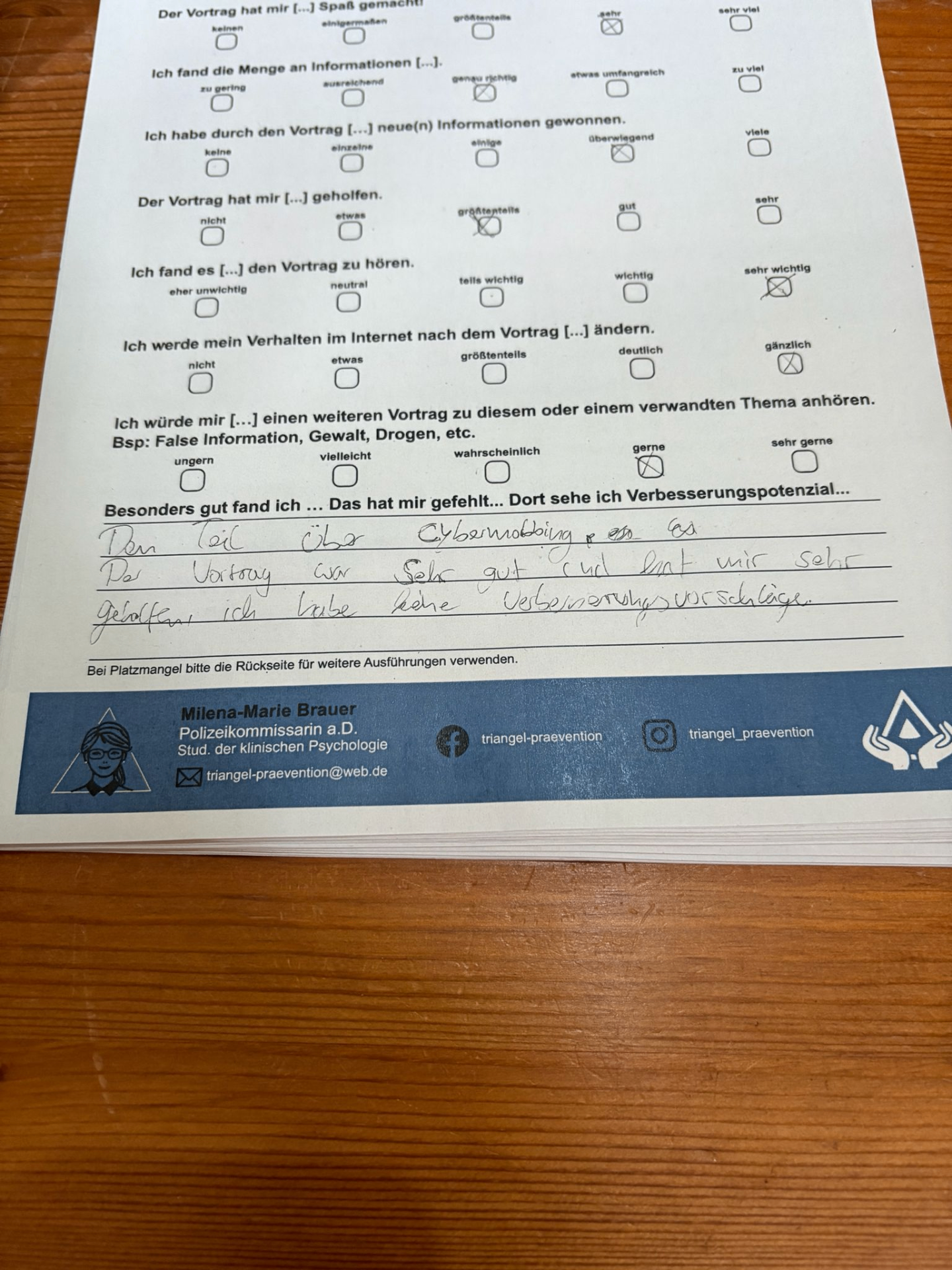 Anonymisierter Feedbackbogen mit Lob für den Teil über Cybermobbing und ohne Verbesserungsvorschläge.