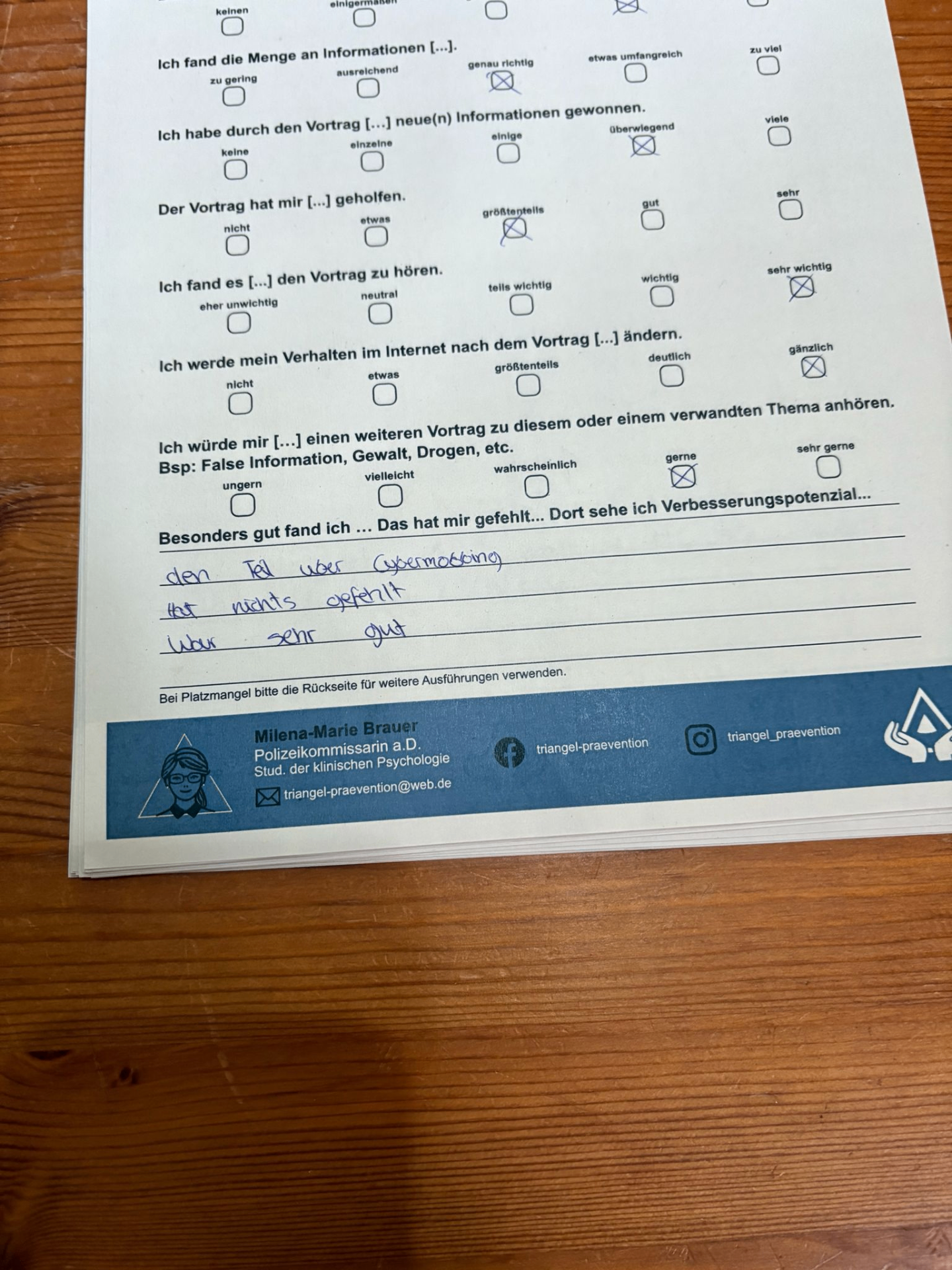Anonymisierter Feedbackbogen mit sehr guter Bewertung und positivem Hinweis auf den Teil über Cybermobbing.