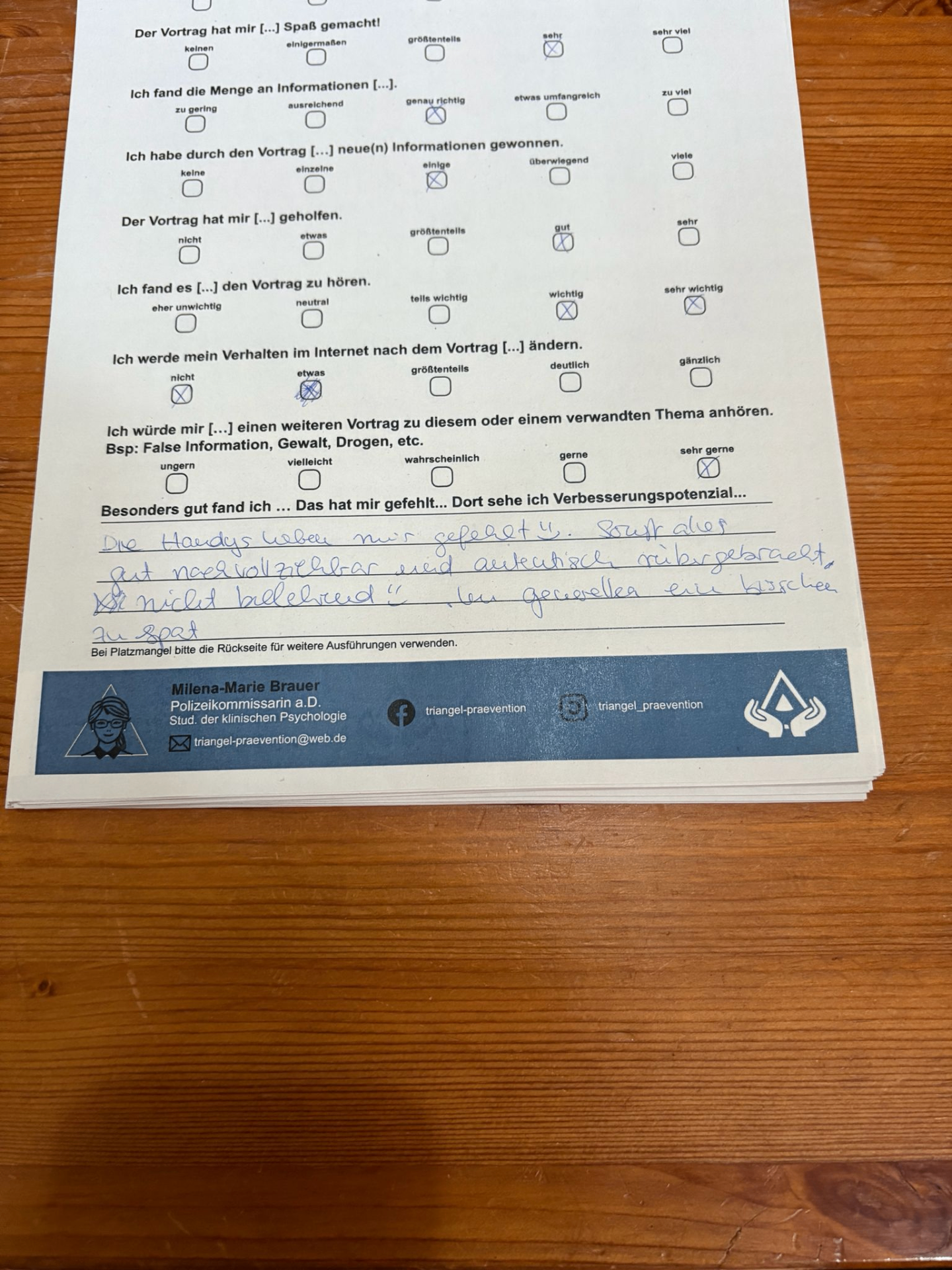 Anonymisierter Feedbackbogen mit Lob für Authentizität, Nachvollziehbarkeit und den Einsatz der Handys im Workshop.
