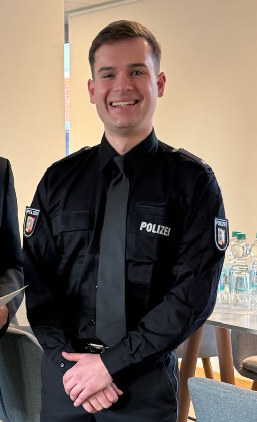 Henrik Wooge in Polizeiuniform