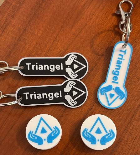 Triangel-Giveaways: Schlüsselanhänger und Buttons für Schüler*innen